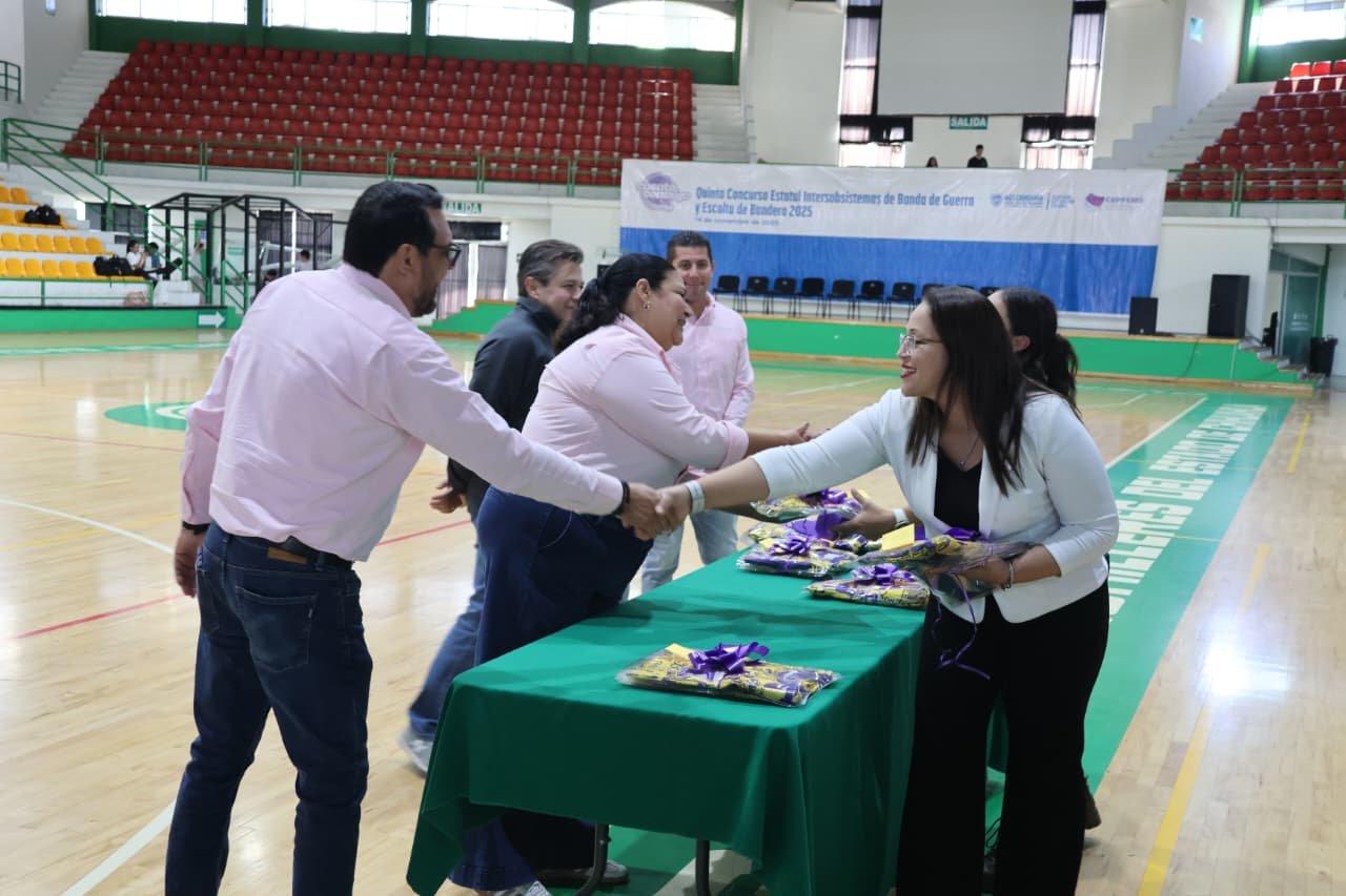 Foto 1 de Entrega de uniformes y abanderamiento del STAACOBACH rumbo al encuentro nacional 2025