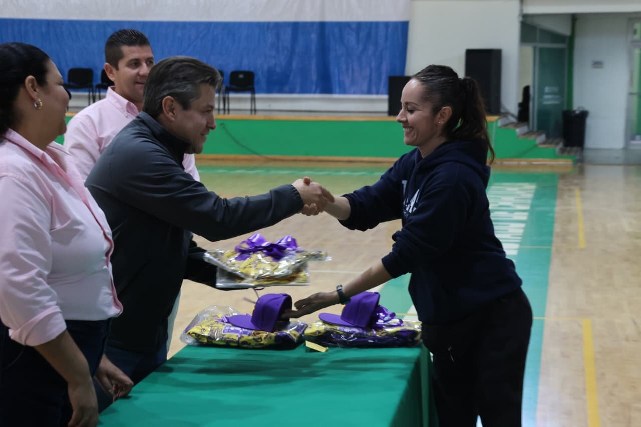 Foto 4 de Entrega de uniformes y abanderamiento del STAACOBACH rumbo al encuentro nacional 2025