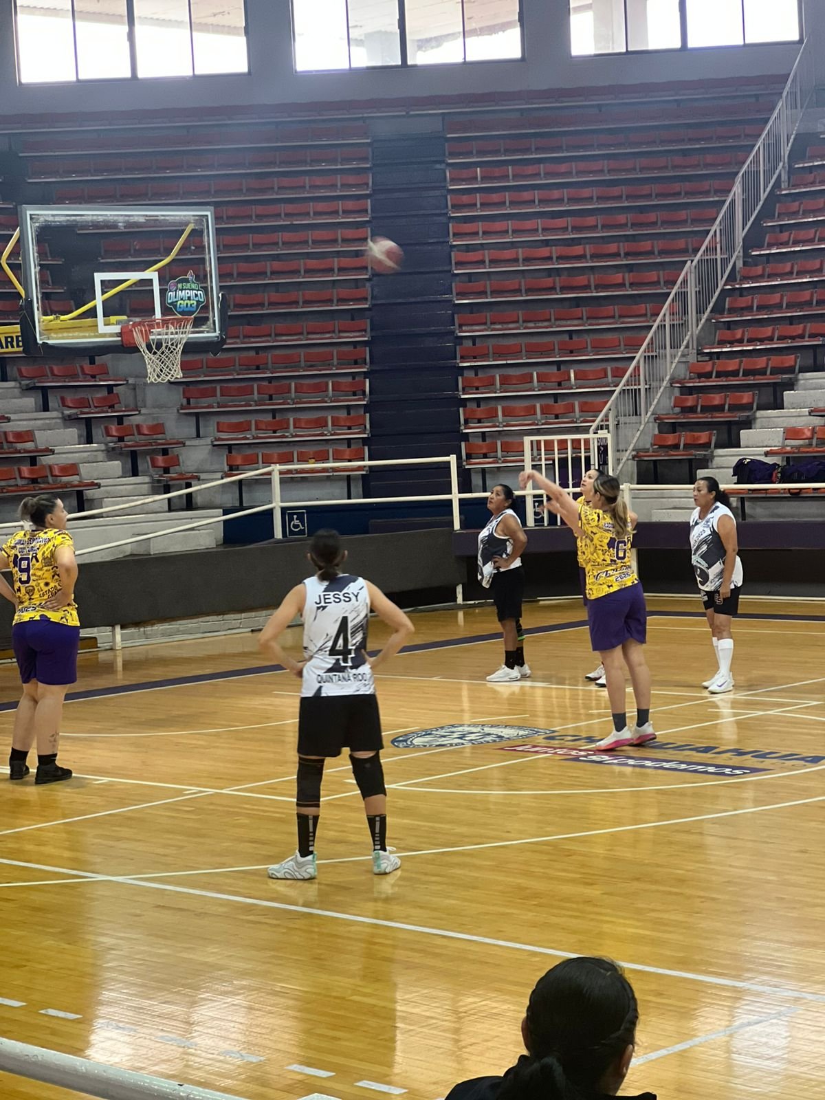Foto 2 de Chihuahua vence 34–20 a Quintana Roo en intenso duelo de basquetbol femenil