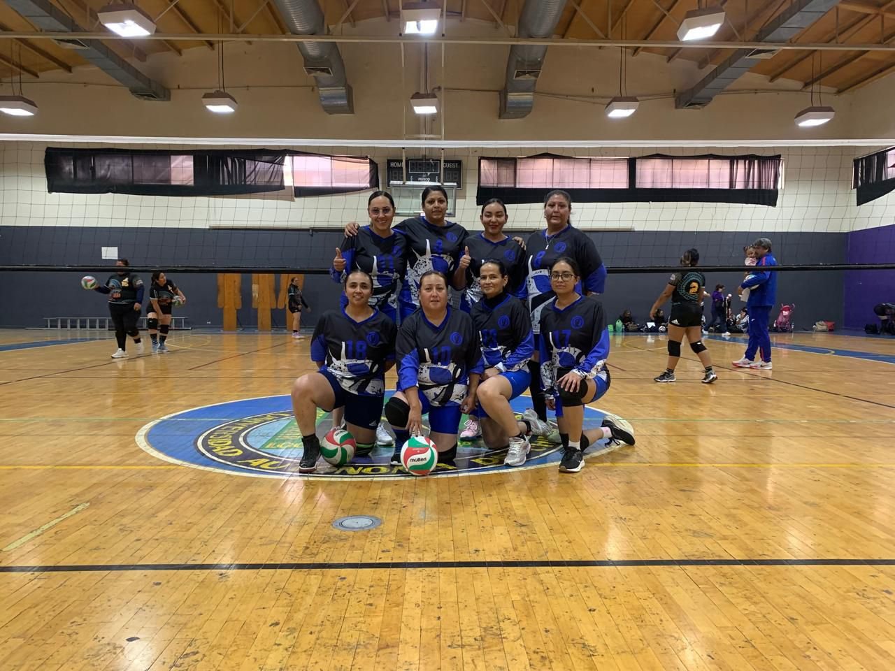 Foto 1 de Chiapas se impone 66–58 a Zacatecas en voleibol femenil.