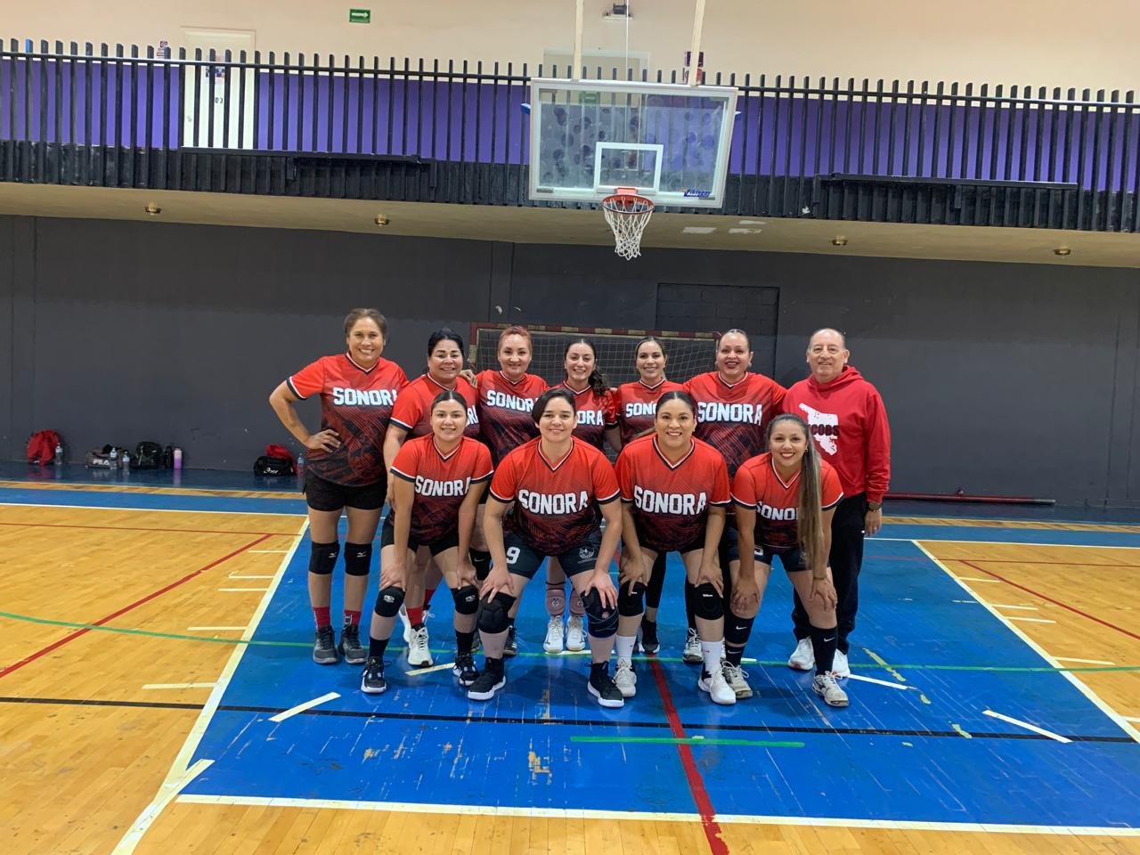 Foto 4 de Encuentro de voleibol femenil entre las selecciones de Sonora y Chiapas.