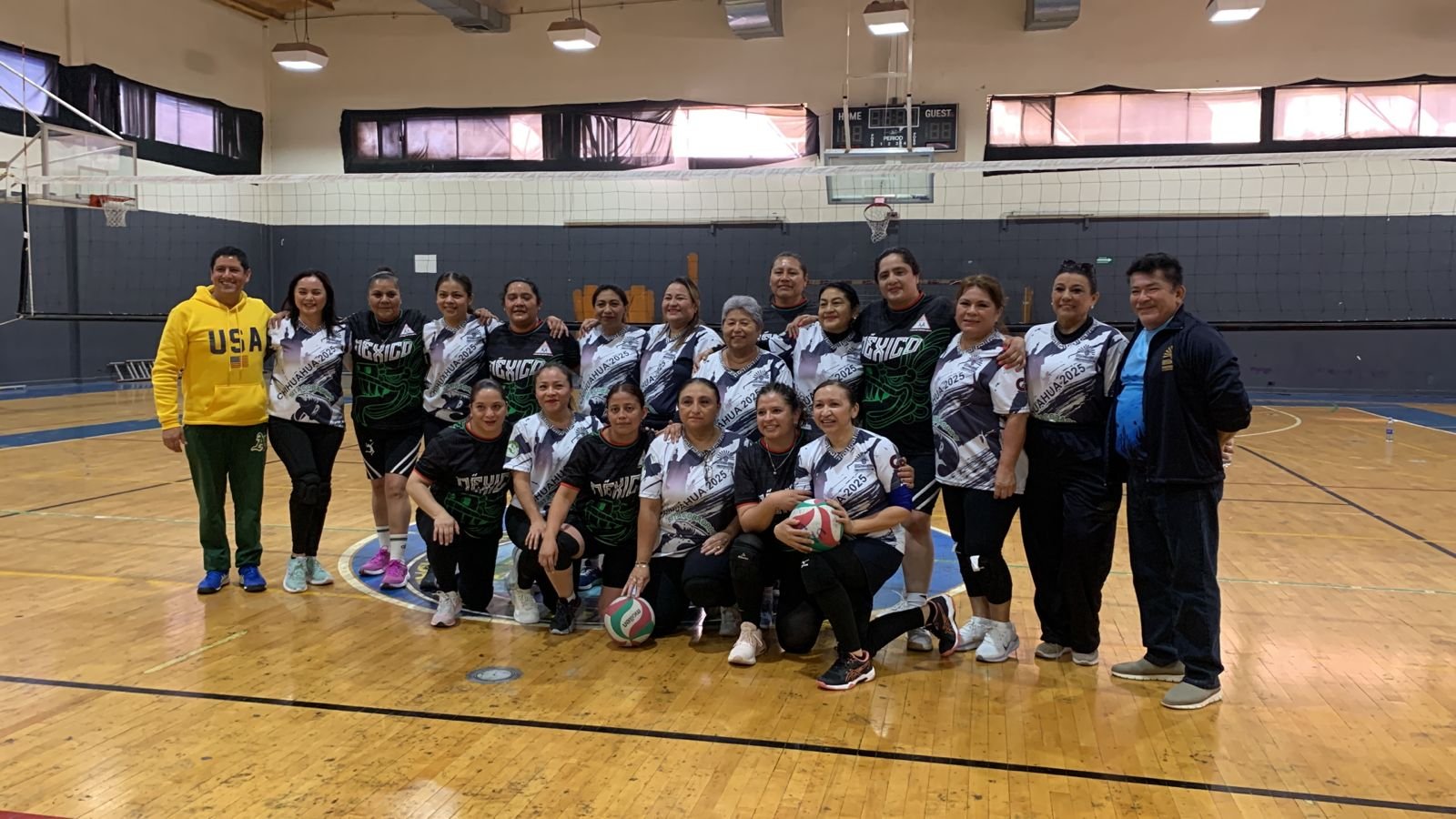 Foto 1 de Encuentro entre el Edo. de México y Quintana Roo en la disciplina de voleibol femenil.