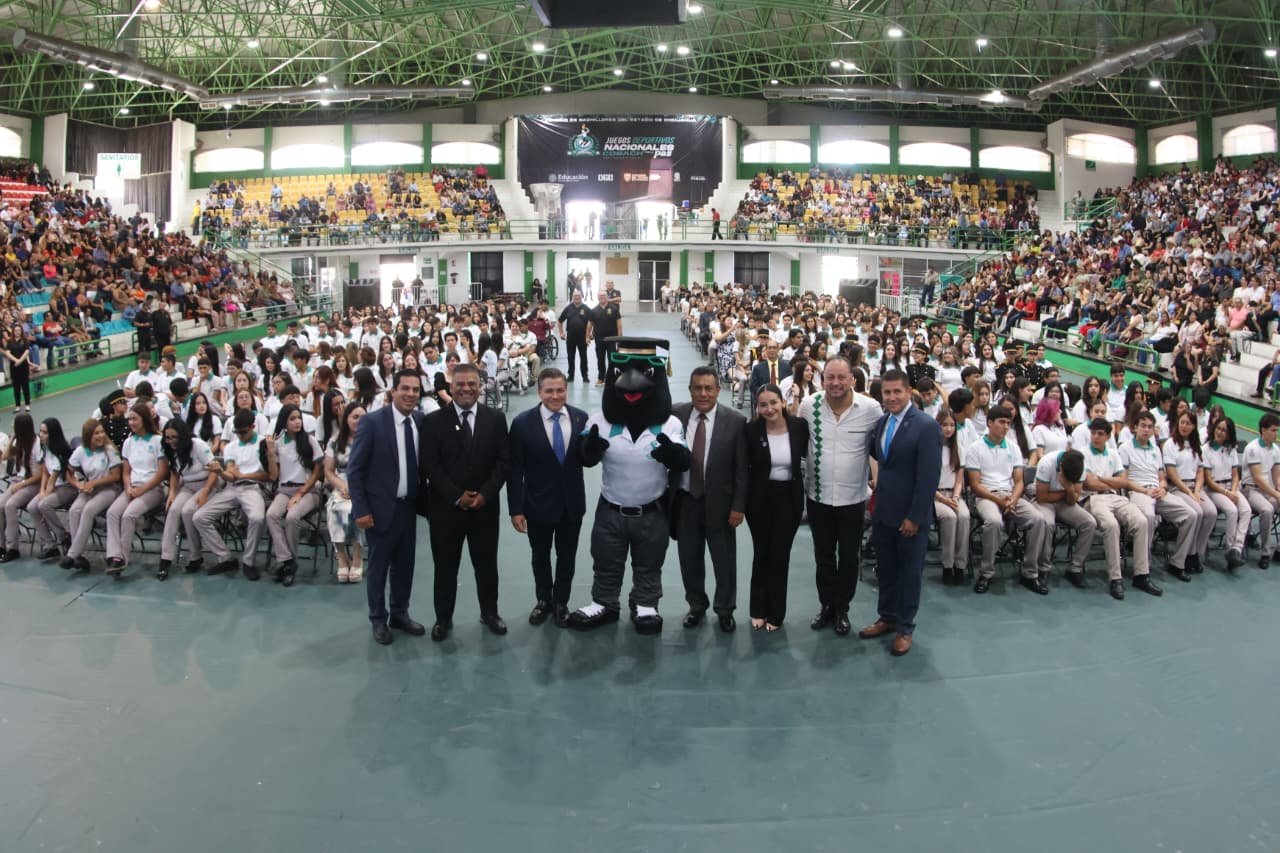 Foto 1 de Graduaciones del los planteles 1, 4, 10, 21, SEA